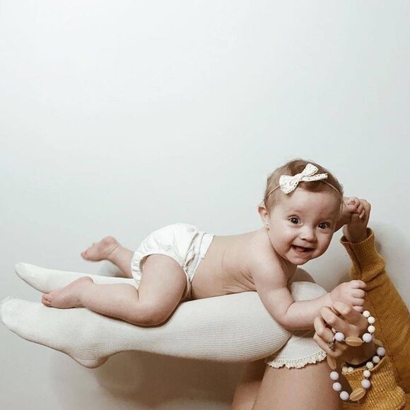 Itzy Ritzy | Teething Happens Chewable Mom Necklace | Pink & Gold - Picture 2 of 8